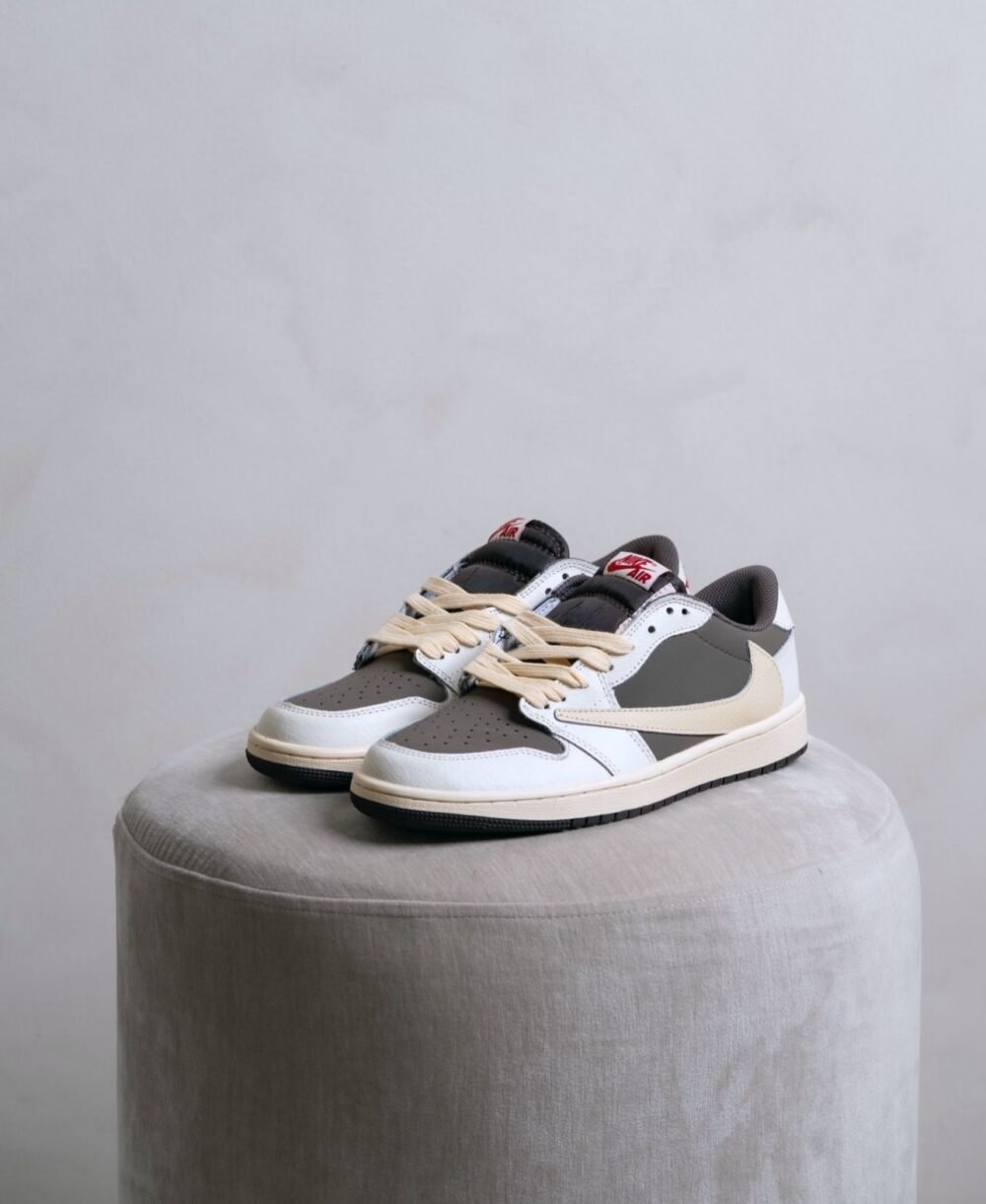 ⁦Air Jordan 1 Low OG Travis Scott Reverse Mocha⁩ - الصورة ⁦2⁩